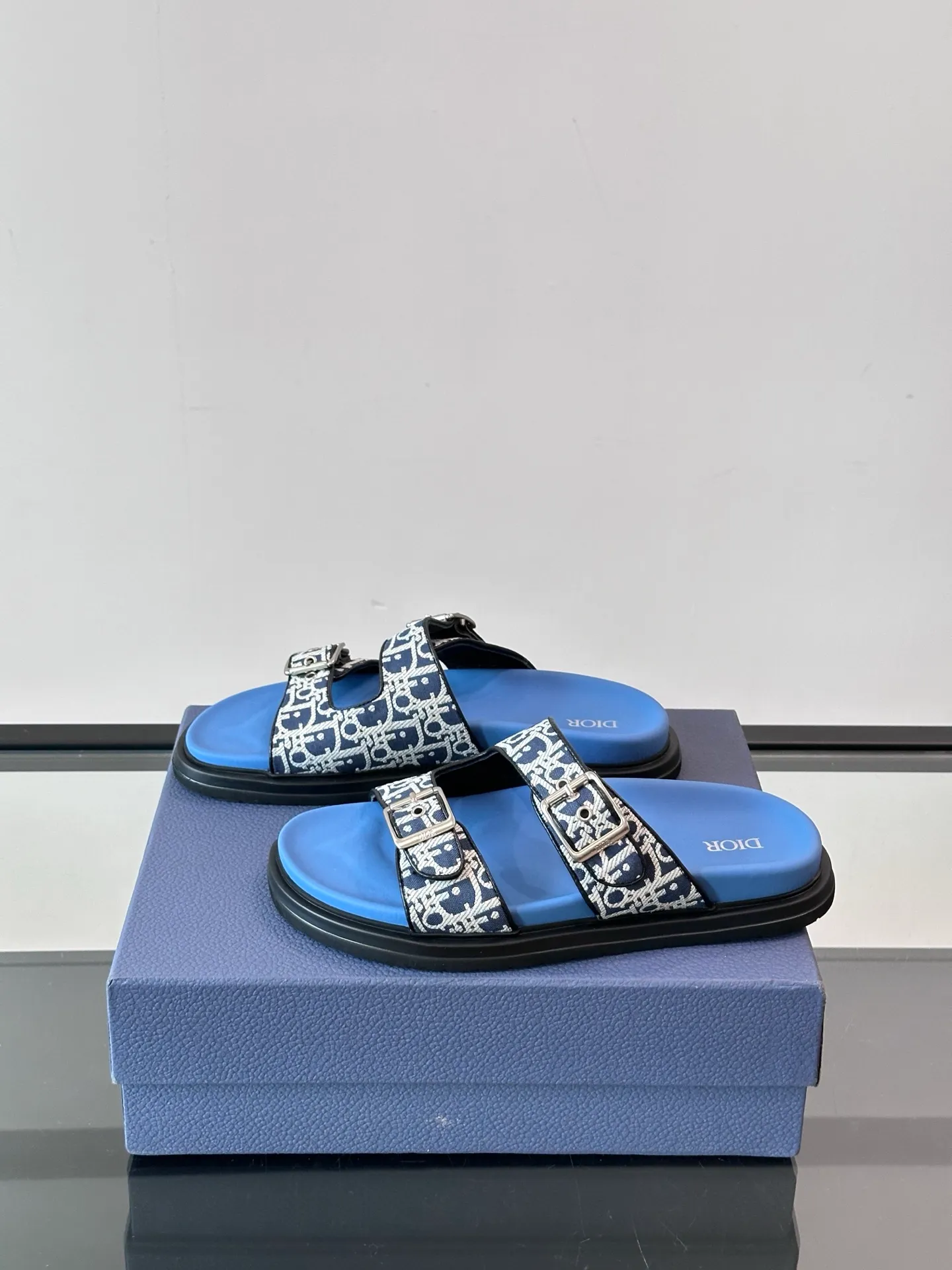 Factory price: 300💰Dior Aqua men's sandals and slippers. Showcasing Dior haute couture design. The Dior gray suede strap is accented with an aluminum Dior buckle for added style. Paired with a comfortable tonal notch sole, they pair easily with shorts or jeans for a sophisticated look. Main body: suede cow leather, technical fabric lining: cow leather, with adjustable straps, aluminum Dior buckle, Dior gray EVA insole, tonal notch rubber outsole splicing structure👌👌 size: 38-44 (45.46 customized)
